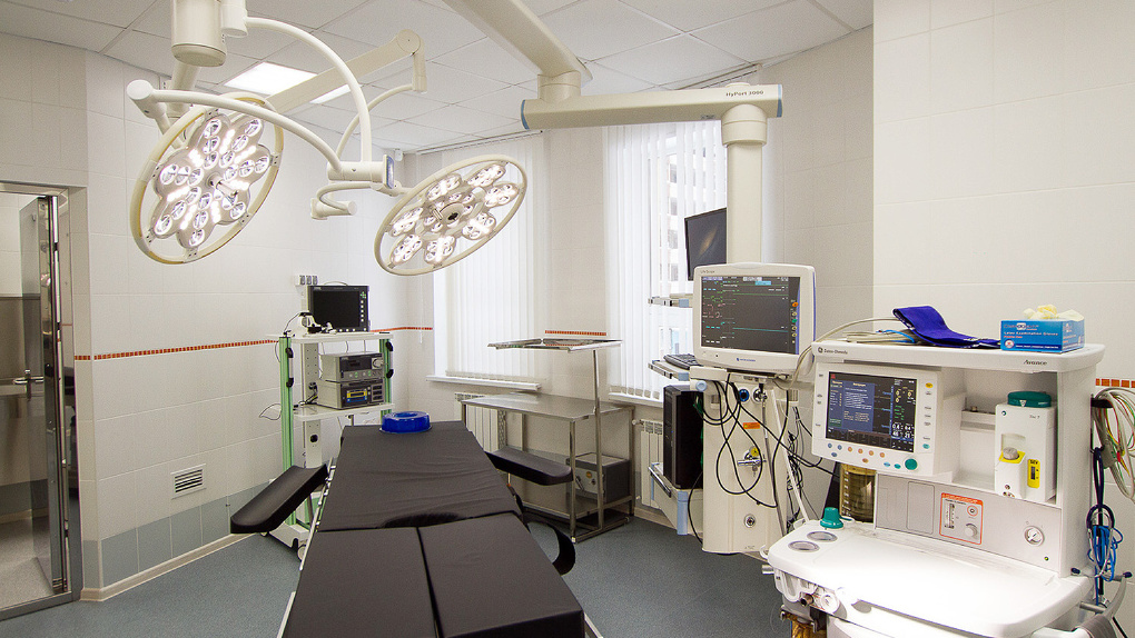 Светильник хирургический потолочный «ЭМАЛЕД 500/500/X» с аварийным питанием регулируемый двухблочный с дополнительной консолью - Эмалед 500/500/Х