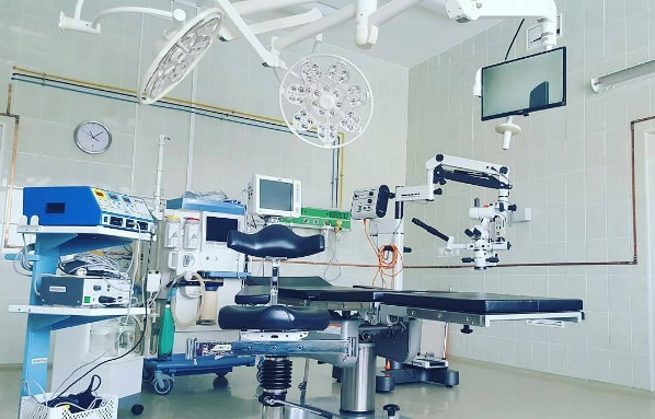 Светильник хирургический потолочный «ЭМАЛЕД 500/500/X» с аварийным питанием регулируемый двухблочный с дополнительной консолью - Эмалед 500/500/Х